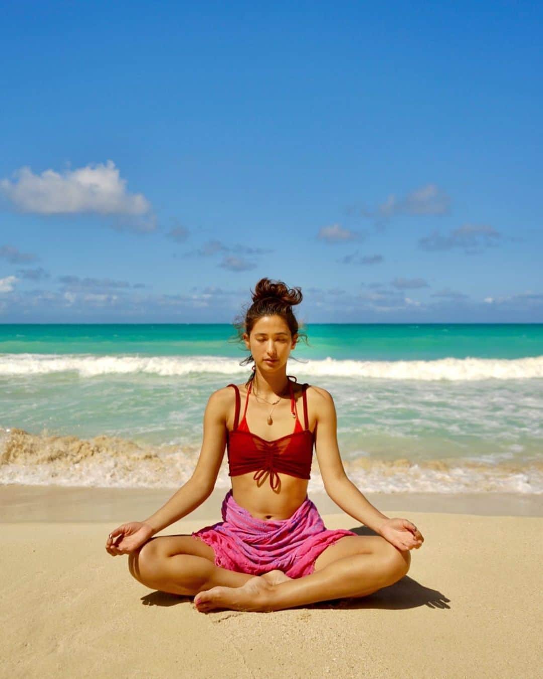 のインスタグラム：「Take a moment to breathe. Close your eyes, drop down into your body, start to feel heavy on the earth, connect to your internal world. Bring your focus back to the breath. Observe the breath. Is it heavy? Light? Deep? Shallow? Slow? Quick? Just observe and be a witness. Now as you inhale allow yourself to expand from your center and as you exhale slowly begin to release any tension in your body. Take 9 deep breaths. You are home. 💙  The more often we practice these simple techniques the stronger we get in these practices and the easier it gets to access this inner knowing which will help us live a more mindful and conscious life. The better we can serve ourselves in our own lives, the more we can also be of service to others. ✨  Have you tried meditating? Do you like it? I would love to know your thoughts about meditation! 💭」