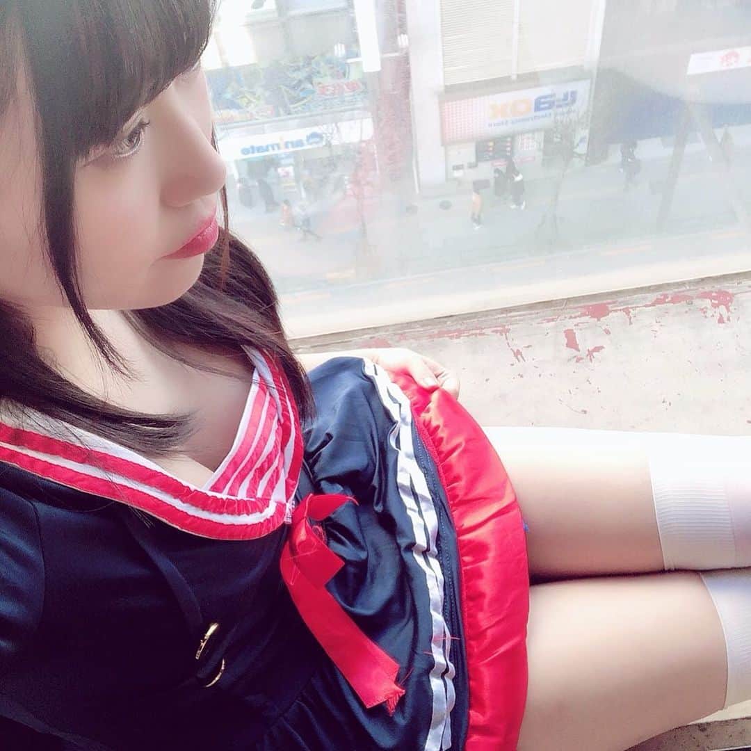 楠木まゆのインスタグラム：「秋葉を上から見下ろすのすき。笑 では、私を上から見下ろすのはどうですか？ ・ 秋葉原はもはや第3の地元！です！笑 ・ #秋葉原 #akiba #akihabara #❤ #見下ろす景色」