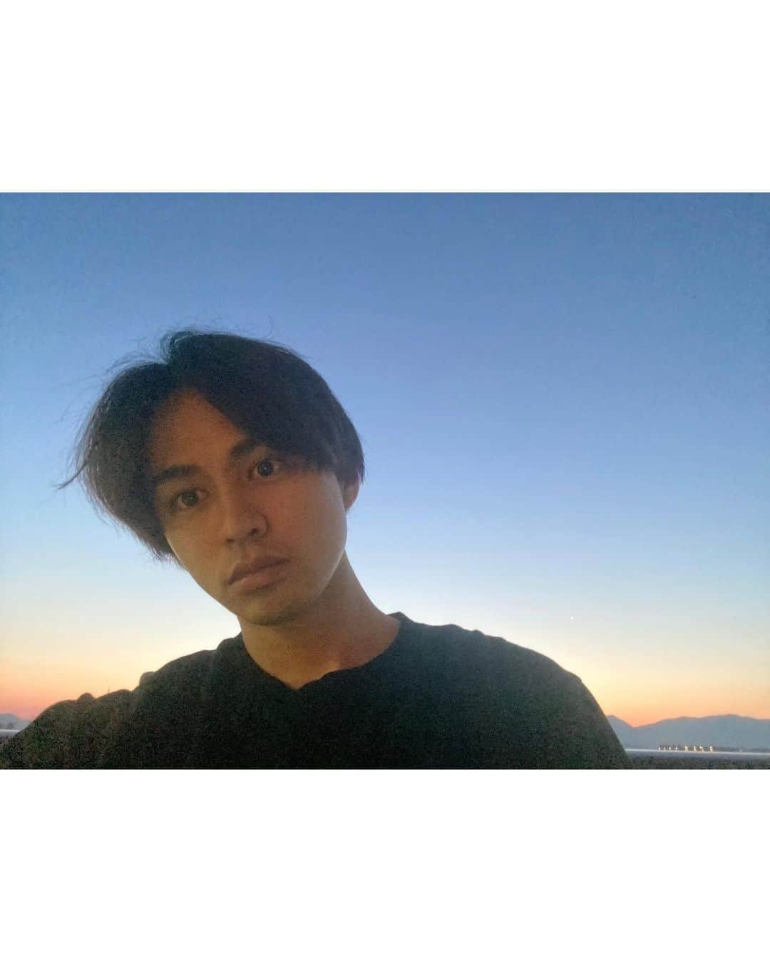 中垣悟のインスタグラム：「超、空キレイだった日 #🌅  #🙏🏻 #朝陽 #朝焼け #FREAK福岡 #空 #雲 #sky」