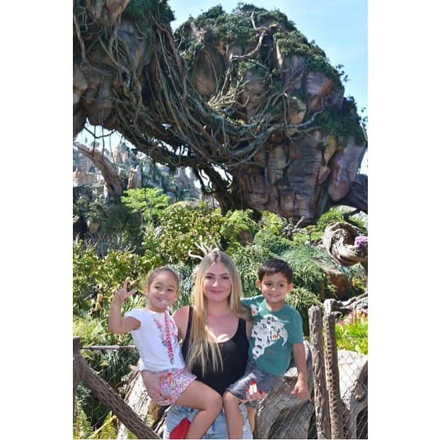 アナ・マリア・カゼミーロのインスタグラム：「Arthur, a tia (e madrinha☺️) te ama muitoooo💙 você é o companheiro da Sara, ela te ama tanto, é a coisa mais linda vocês dois! Super esperto, fala cada coisa, um menino único! ☺️ Te desejo muita saúde, felicidade, sucesso... tudo de melhor. Sempre vou estar aqui pra te apoiar, cuidar, amar.... para tudo!!! E mimar um pouco também 🤪 Parabéns Tutu🥳Te Amo meu menino💙✨🥰 @annacarolortega」