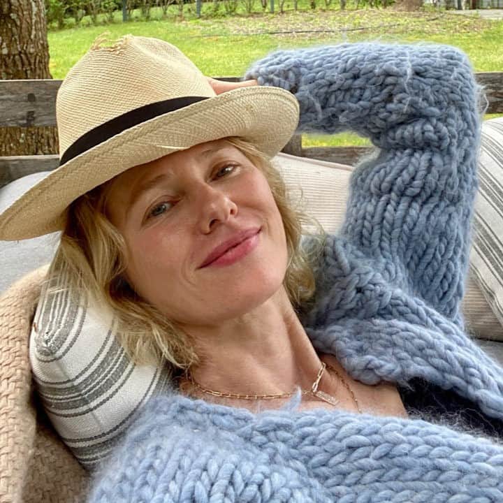 Vogueさんのインスタグラム写真 - (VogueInstagram)「From what she's reading to what she loves cooking, tap the link in our bio for how @naomiwatts is practicing self-care during the coronavirus pandemic.」7月9日 3時46分 - voguemagazine