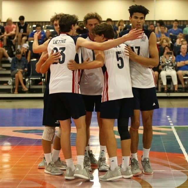 USA Volleyballさんのインスタグラム写真 - (USA VolleyballInstagram)「Congratulations to everyone who made a 2020 Indoor High Performance National Training Program! 👏 All rosters are now available on our website, visit: http://go.usav.org/20HPNTP  #USAVhp」7月9日 4時00分 - usavolleyball