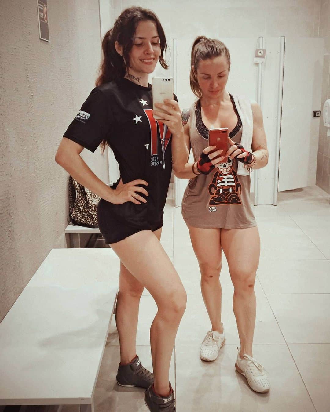 Anna Vargasのインスタグラム：「Um #TB com a @michellymmatos , só pra dizer que tô morrendo de saudades dos nossos treinos violentos, dos nossos jogos frenéticos e dos nossos ensaios bafônicos. 💜  Amo você, amiga. Torcendo pra que tudo isso passe o quanto antes pra gente voltar a fazer tudo que gosta. 🤘🏻👯🏻‍♀️ . Parceiros: LOJA: @companystoreac Use o cupom MYST para ganhar 5%OFF . EQUIPAMENTOS TÁTICOS: @511tacticalbrasil . MUNIÇÃO: @spartanairsoftmunition . TREINAMENTOS TÁTICOS: @fhtreinamentosespeciais . PATCHES BORDADOS: @1ciadistintivosoficial . SITES: @sitevipinternet . CAMISETAS: @teamsix.brasil . girlfriends #gym #treino」