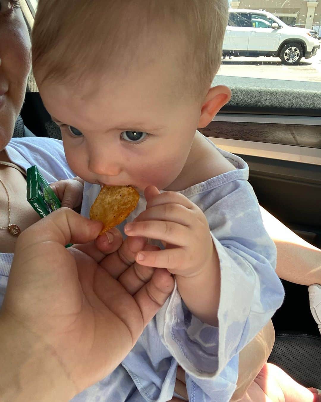 Aspyn Ovard Ferrisさんのインスタグラム写真 - (Aspyn Ovard FerrisInstagram)「Parking lot hangs with my bb 💕 Eating tomatoes from dad’s sandwich and licking a bbq chip」7月9日 3時56分 - aspynovard