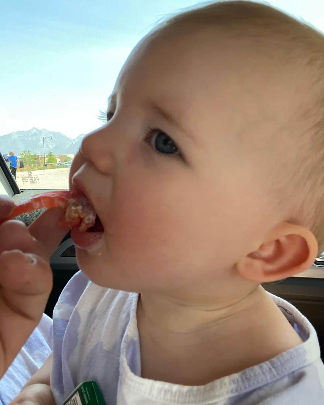 Aspyn Ovard Ferrisさんのインスタグラム写真 - (Aspyn Ovard FerrisInstagram)「Parking lot hangs with my bb 💕 Eating tomatoes from dad’s sandwich and licking a bbq chip」7月9日 3時56分 - aspynovard
