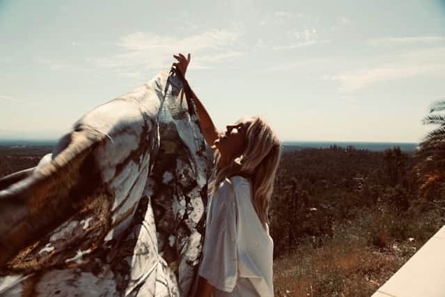 ブリット・ニコルのインスタグラム：「Psalm 42:1-2.   I long to drink of you, O God, drinking deeply from the streams of pleasure flowing from your presence. My longings overwhelm me for more of you!  My soul thirsts, pants, and long’s for the living God. I want to come and see the face of God.   Get into His presence. Into the living word. If you don’t know what to pray right now, pray scripture. Say it out loud.   Sometimes I isten to the same worship song over and over again because I can feel it bringing joy, authority, and hope to my soul! I’ve been listening to @upperroomm “Rest on Us.”   The lyrics say -  “As the Spirit was moving over the waters Spirit, come move over us Come rest on us Come rest on us”」