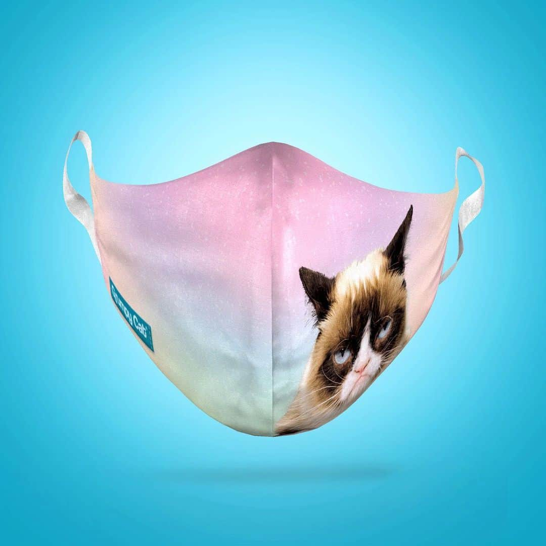 Grumpy Catさんのインスタグラム写真 - (Grumpy CatInstagram)「NOW SHIPPING WORLDWIDE 🌎!!! Official Grumpy Cat protective face coverings! Designed for comfort and convenience, these non-medical masks are reusable & machine-wash friendly. Designed for maximum comfort with a dual layer construction featuring a non-medical protective outer polyester shell & a super soft cotton interior lining.  Available in Adult Large, Adult Small, and Youth sizes to ensure the perfect fit. Get yours here: https://grumpy.cat/FaceCoverings (Link in Bio)  #grumpycat #facemask #facecover #facecovering #facecoverings」7月9日 3時56分 - realgrumpycat