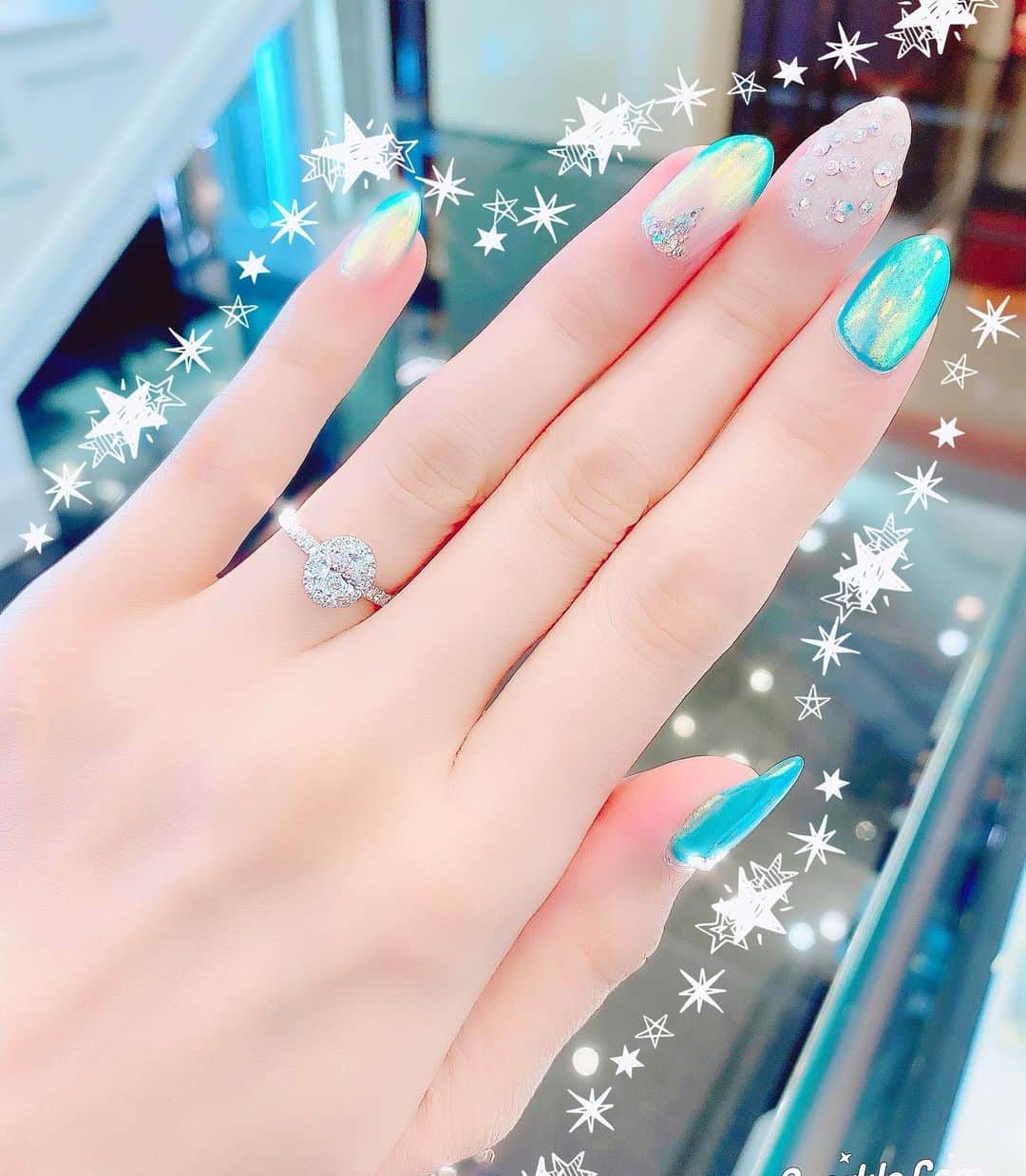 DJ JUICYのインスタグラム：「もう当分ネイル出来ないと思うと...  寂しいょ。。。🥺  妊娠の為、コロナ里帰り中に @nakaaya に👩🏼‍🦰💕 自宅に来てもらいキレイにしてもらいました〜💅✨ ナカちゃんありがとう🙏💖  今回はシンプルに💚 フレンチミラーネイル💅✨  やっぱりキラキラを見てると気分上がる⤴️🤩🧚‍♀️💠✨  #juicy #nail#フレンチネイル#ミラーネイル#出張ネイル#キラキラ#ダイアモンド」