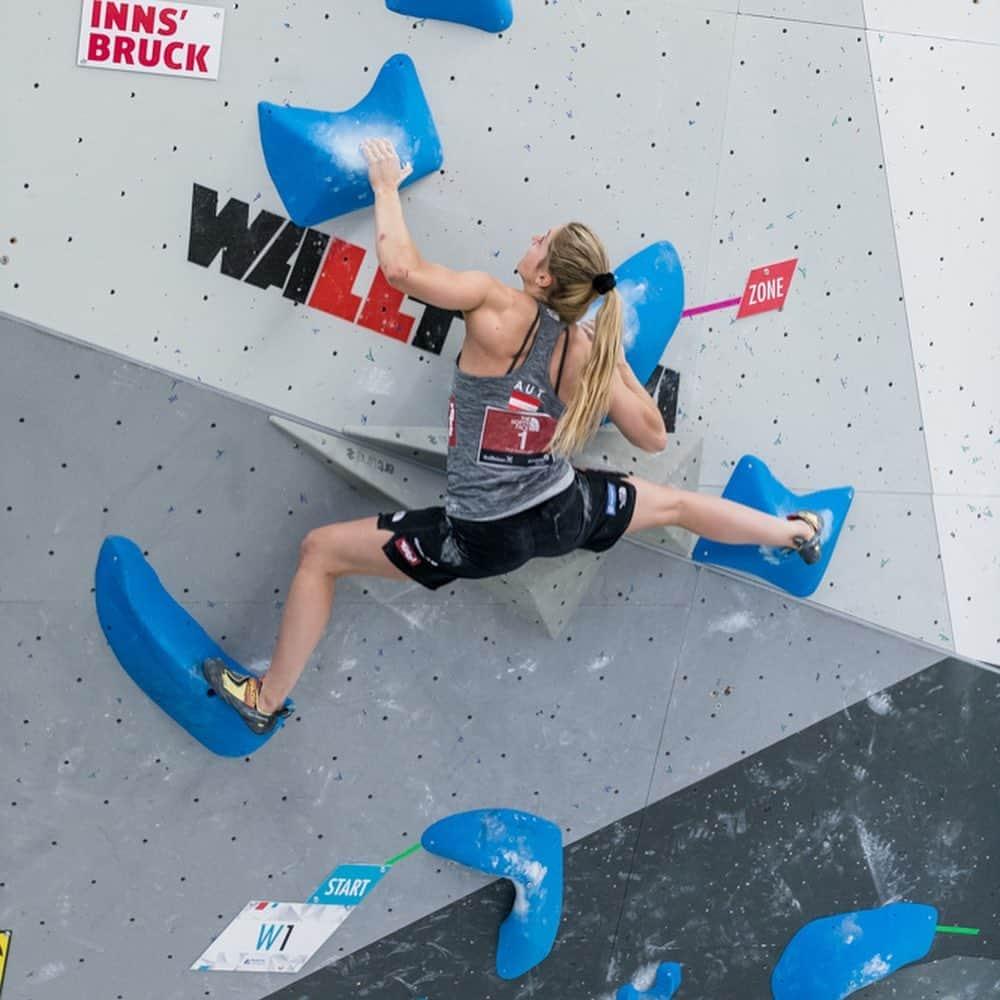 ジェシカ・ピルツさんのインスタグラム写真 - (ジェシカ・ピルツInstagram)「It feels so damn GOOD to be back 🔥 @austriaclimbing #summerseries have started and I can‘t wait to try hard again in semifinals tomorrow 🤩  You can find the live-stream on the @epictvclimbing youtube channel, semis start at 9am!  Pics: @ansichtssache.photography」7月9日 4時22分 - jessy_pilz