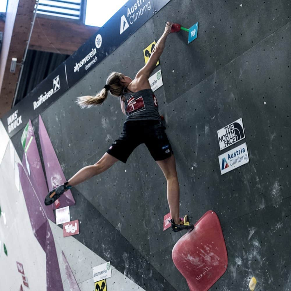 ジェシカ・ピルツさんのインスタグラム写真 - (ジェシカ・ピルツInstagram)「It feels so damn GOOD to be back 🔥 @austriaclimbing #summerseries have started and I can‘t wait to try hard again in semifinals tomorrow 🤩  You can find the live-stream on the @epictvclimbing youtube channel, semis start at 9am!  Pics: @ansichtssache.photography」7月9日 4時22分 - jessy_pilz