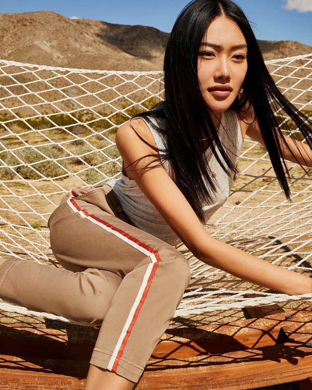 カレントエリオットのインスタグラム：「the workwear-inspired, every day trouser you love now in neutral / easy to pair with anything in your closet and a surprise stripe down the leg to switch things up a bit」