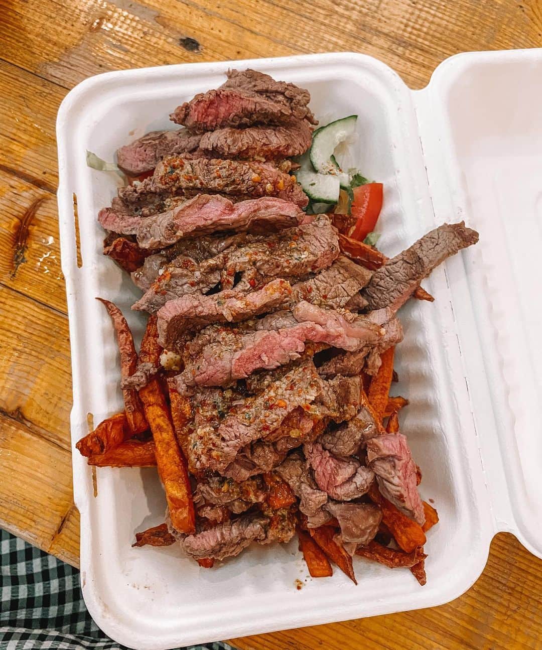 のインスタグラム：「Steak for days from the Argentine Grill at @mercatometropolitano 🥩. Hands up if you too are bored of cooking and washing up every meal every day during lockdown?! I felt a lot better after this 😋. @thetessaproject #argentinegrill #steak #steaknight」