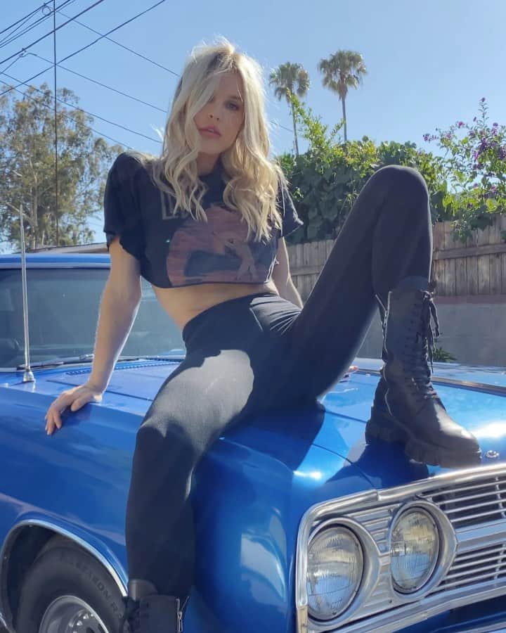 Joy Corriganのインスタグラム：「Let’s take a ride somewhere ;) 💇🏼‍♀️ Hair by @grahamnation 🚙😋 Before everyone asks: Name one Led Zeppelin song?」