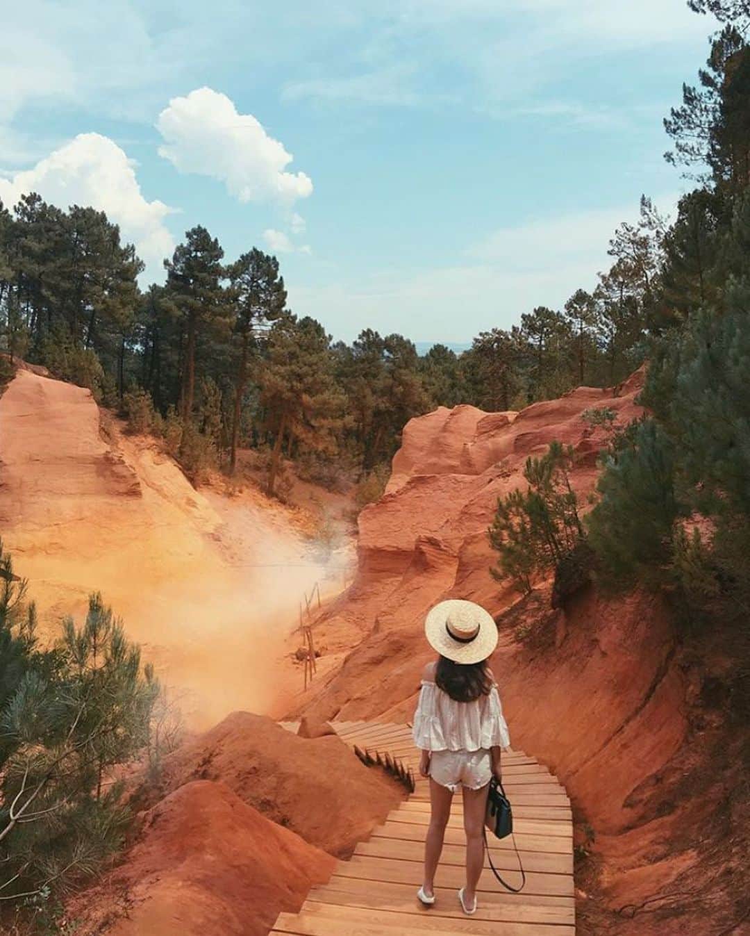 FRENCH GIRLさんのインスタグラム写真 - (FRENCH GIRLInstagram)「It’s #WanderlustWednesday, and we’re daydreaming about the gorgeous gradient of pinks, peaches, and soft yellows that create the beautiful color palette of the village of Roussillon, France. ✨  Known as the Ochre City, the quaint village of Roussillon sits on a backdrop of stunning ochre cliffs, from which some of our pigments are sourced. Try our Fleur de Rose Facial Polish, which contains pink clays from the ochre cliffs, to experience a piece of Roussillon. 💞  Photos (in order) by: @tadaetadae, @ fatimajourney, @willamazing, and @mskevin 🤍」7月9日 5時02分 - frenchgirlorganics