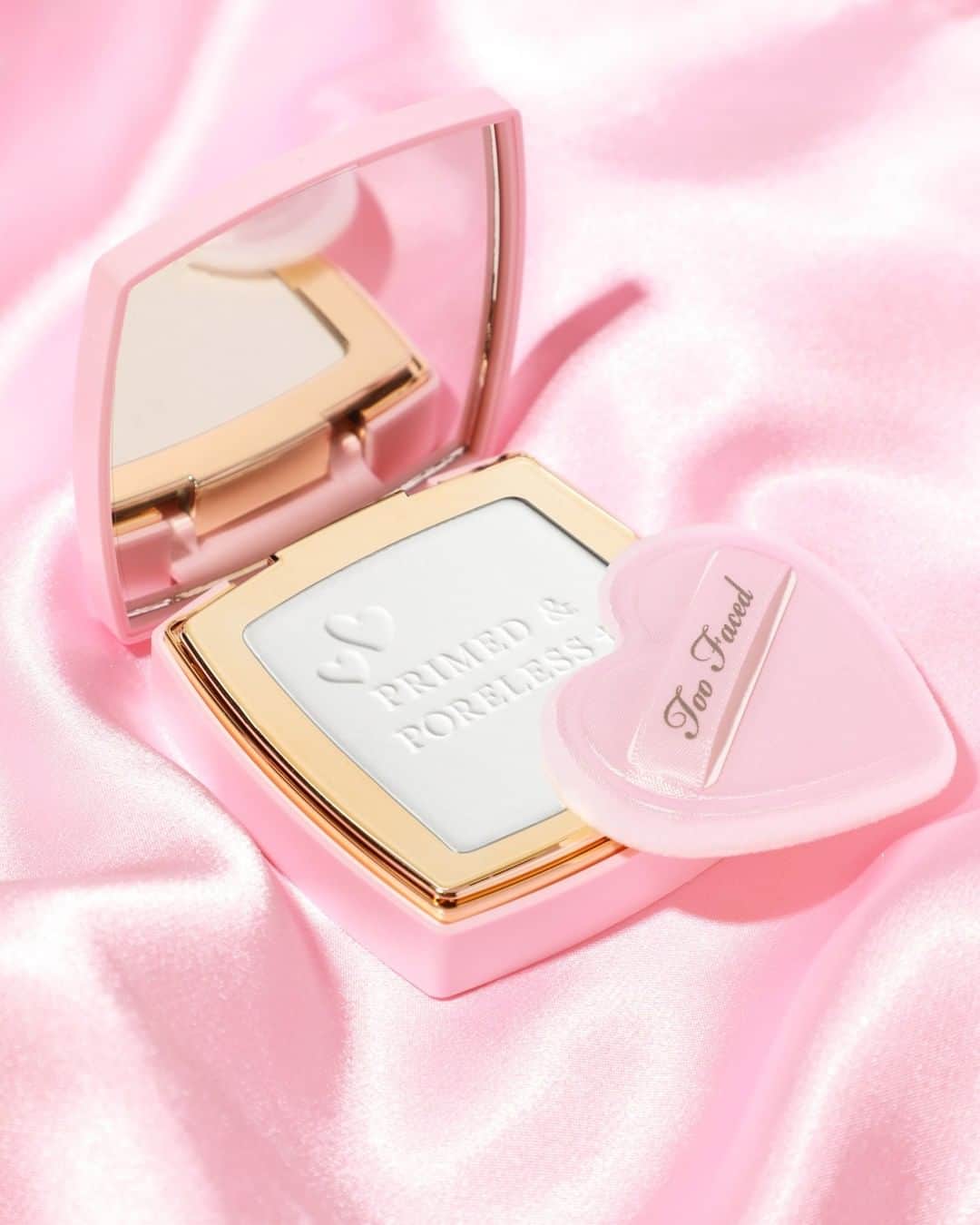 Too Facedさんのインスタグラム写真 - (Too FacedInstagram)「Perfect for touch-ups on-the-go or controlling shine! 💖 Our Primed & Poreless pressed powder refines skin texture with a fresh, soft-focus effect for a texture-free finish. #tfprimedandporeless #toofaced」7月9日 5時00分 - toofaced