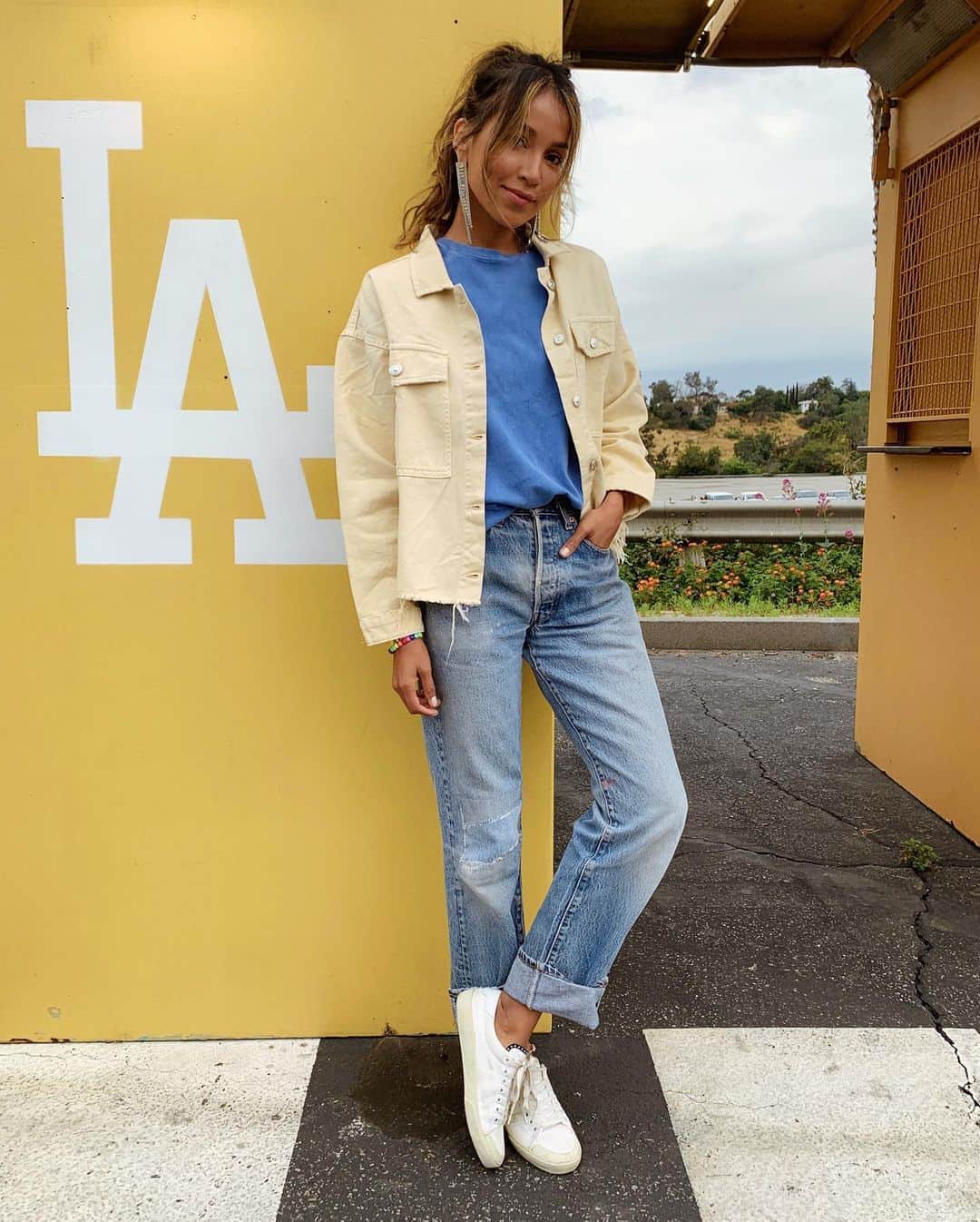 ジュリー・サリニャーナのインスタグラム：「LA girl, always & forever. 💛🌴」