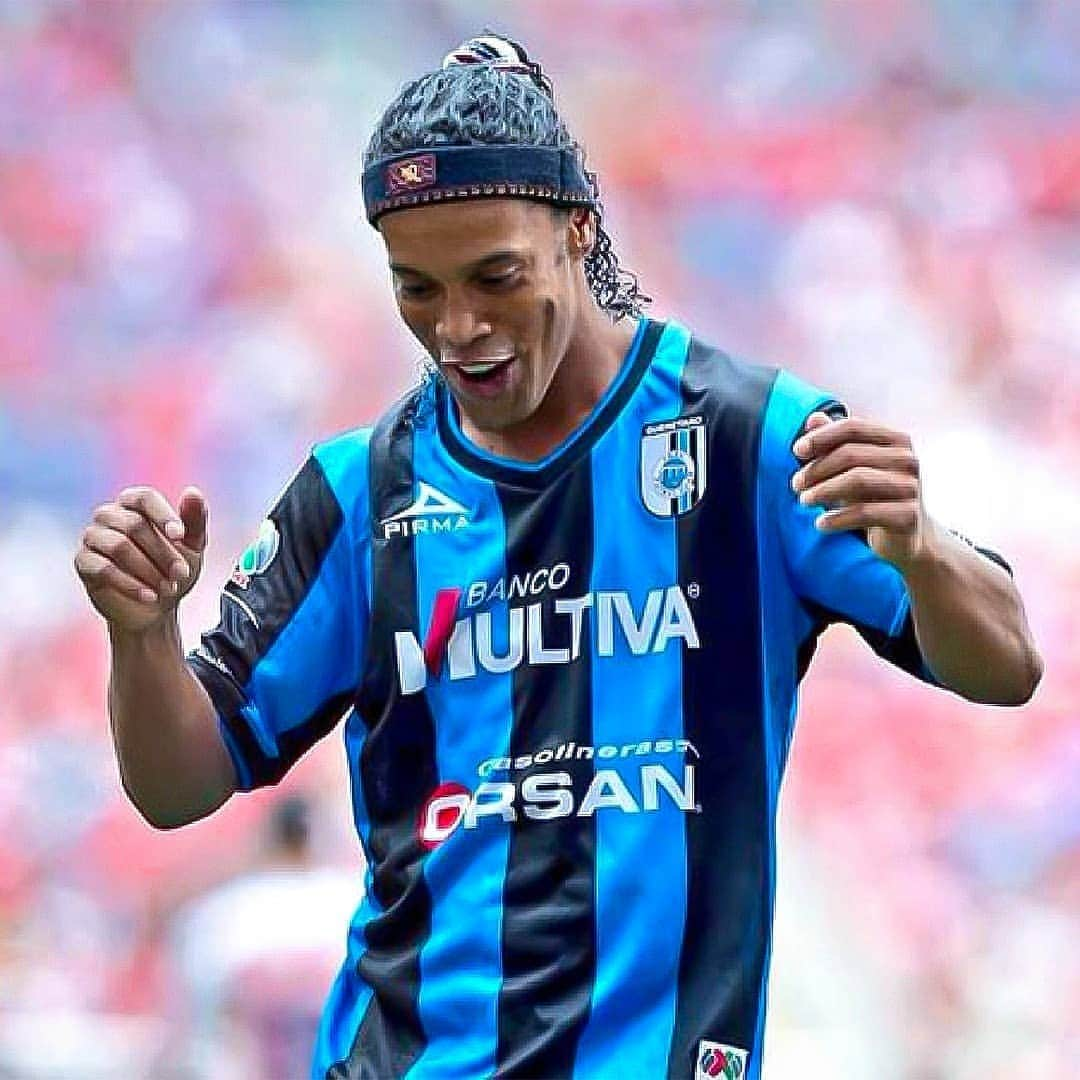 ロナウジーニョさんのインスタグラム写真 - (ロナウジーニョInstagram)「Felicitaciones @clubqueretaro por los 70 años de una hermosa historia de la que tuve el placer de ser parte 🤙🏾」7月9日 5時46分 - ronaldinho