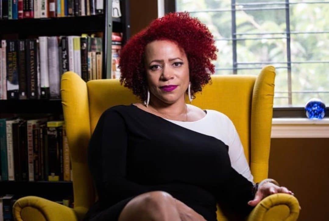 のインスタグラム：「“Investigative Journalist, Nikole Hannah Jones was once told she wrote about black people “too much”. “ @officialblackwallstreet Today she announced a deal between her, @oprah @nytimes and @lionsgate to expand the #1619project into film and tv and beyond....  #nikolehannahjones Hannah-Jones is an award-winning investigative reporter covering racial injustice for The New York Times Magazine and creator of the landmark 1619 Project. She is the recipient of a #MacArthurFoundation grant and #PulitzerPrize  The New York Times's 1619 Project commemorates the 400th year of slavery in what would become the United States by examining slavery's modern legacy and reframing the way we understand this history and the contributions of black Americans to the nation.”   Nikole also has written extensively about school resegregation across the country and chronicled the decades-long failure of the federal government to enforce the landmark 1968 Fair Housing Act.  In 2016, Nikole Hannah-Jones co-founded the Ida B. Wells Society for Investigative Reporting, a training and mentorship organization dedicated to increasing the ranks of investigative reporters of color.” @britthawthorne」