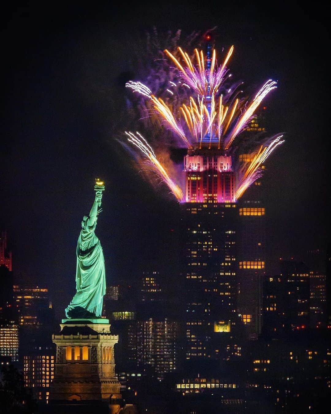 Empire State Buildingさんのインスタグラム写真 - (Empire State BuildingInstagram)「You asked for more & we’re delivering: the FULL explosive finale of the @macys July 4th fireworks spectacular launched from the top of the #EmpireStateBuilding is up on our YouTube page now, alongside @sinatra’s #NewYorkNewYork! 🎇 ⠀⠀⠀⠀⠀⠀⠀⠀⠀ 📷: @gsager18」7月9日 5時49分 - empirestatebldg