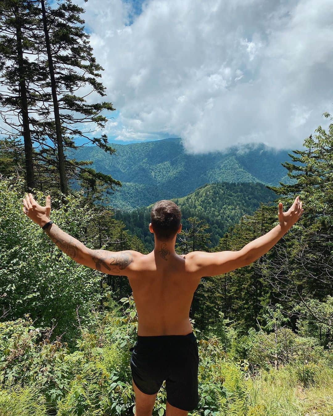 ジェイコブ・ホワイトサイズのインスタグラム：「too easy baby.. nature do be kinda green 😳」