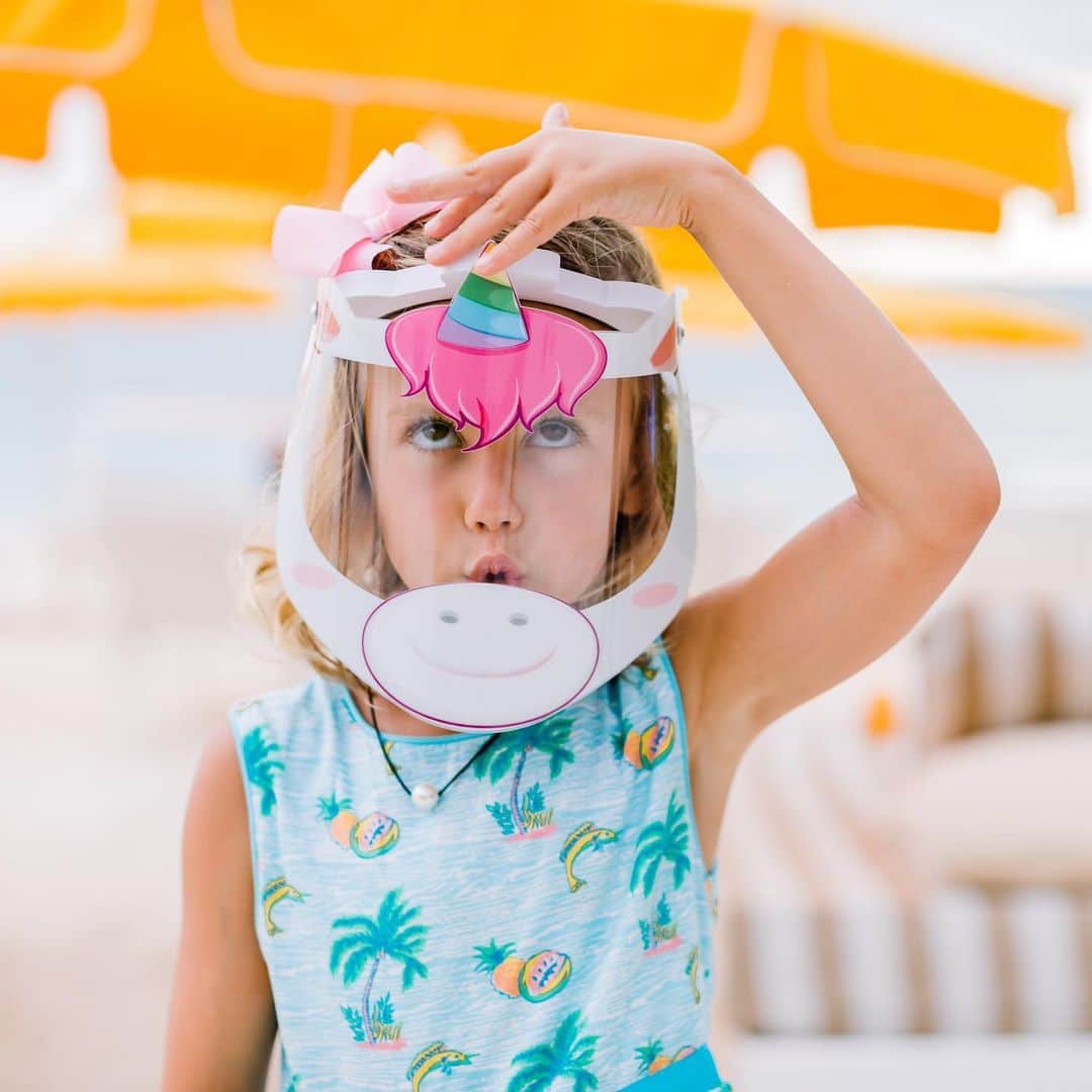 Elizabeth Chambers Hammerのインスタグラム：「And we’re LIVE! Shop @thevisionvisor for PPE face shields for children and adults. Many more designs (including your favorite school, sports team, BLM, VOTE, as well as custom orders coming soon). Follow, order, post and tag. #SafetyWithASmile 🤍」
