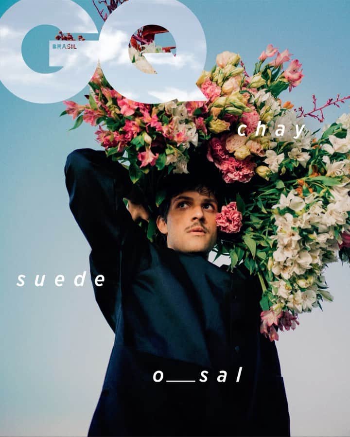 Chay Suedeのインスタグラム：「Está na rua a capa digital que fizemos com a @gqbrasil , apresentando @o__sal . Fotos lindas do talentosíssimo @gleesonpaulino, texto cheio de afeto e verdade do meu amado @pfranca, estilo assinado pela querida e dona do bom gosto @suyane_ynaya e beleza pelo belíssimo @figartur, tudo isso graças a curadoria impecável de @mirror.age .  Produção executiva: @enzoamendola @octavio.od  Assistente de fotografia: @edsonluciano  Cenografia: @vagnermartao  Agradecimento: @dudimachado @havona.art @intheirfeelings @fazendacanaverde   Obrigado! 🧂🤍  Há um link nos stories que te leva direto pra matéria completa :))  Saúde!」