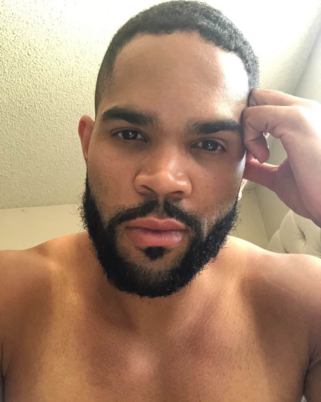 ディジョン・タルトンのインスタグラム：「Y’all tuning into @cousinstalk tonight?」