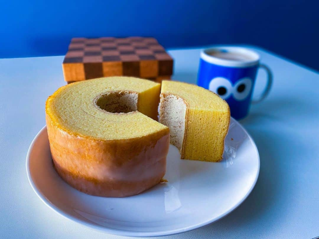 志賀光明さんのインスタグラム写真 - (志賀光明Instagram)「🍰☕️ . . @syunyawp7  @wplongbeach7  . 滋賀県のお土産😋 クラブハリエのバウムクーヘン しっとりふんわり 最高に美味しかったです😁 ありがとう！！ . #クラブハリエ #バウムクーヘン #baumkuchen #clubharie #coffee #dessert #旨いもん #たねやクラブハリエ」7月9日 12時27分 - shiga.m0916