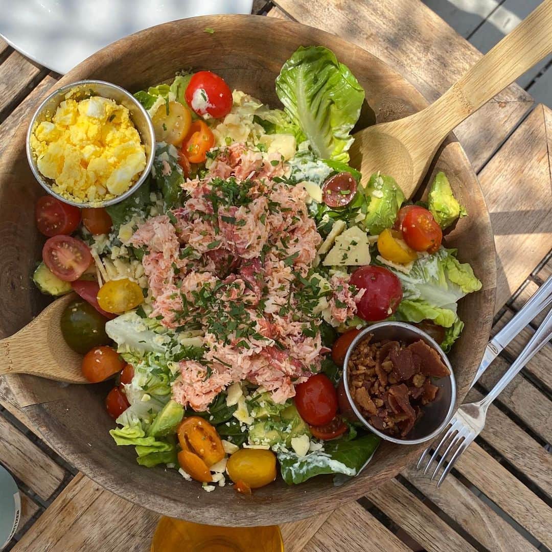 ボビー・ブラウンのインスタグラム：「Best Birthday Lunch for @5dukes and Rose’ of course @jplofker @sdplof @duryeaslobsterdeck #worthit」
