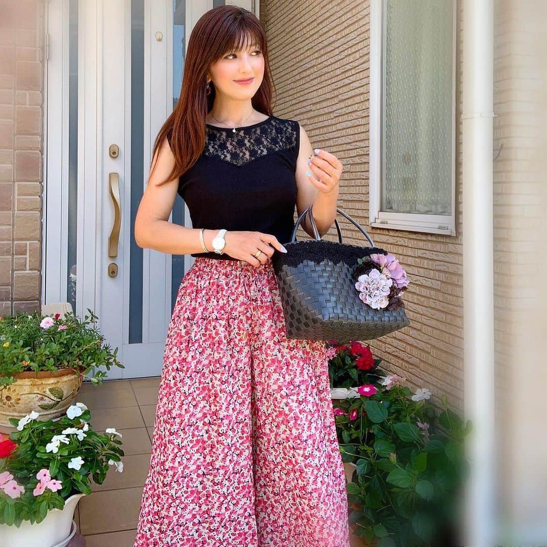のインスタグラム：「🍀🍀🍀 . 今朝の地震怖かったですね💦 豪雨の地域の皆さんの事も心配です これ以上被害が拡大しない事を願います🙏 . . ୨୧┈┈┈┈┈┈┈┈┈┈┈┈୨୧ この可愛らしい小花柄のワイドパンツも この前ご紹介した 株式会社Appacle @appacle さんのものです♡ . 誰かに着てもらうために。 誰かに大切にしてもらうために。 折角お洋服として生まれたのに 誰にも袖を通して貰えないまま 捨てられたら可哀想😢 . お洋服は着てこそ生きる♥️ . . @appacle さんでは在宅での アパレル事業に興味がある人に 無料相談も行なっているそうです♡ . . @kiteko_official は そんなお洋服たちのコーデ集です✨✨ . . . #kiteko #appacle #アパクル  #きれいめコーデ#きれいめファッション#きれいめカジュアル#カジュアルコーデ #大人カジュアル#シンプルコーデ #シンプルファッション#夏コーデ#夏ファッション#花柄#ワイドパンツ#アラフォーコーデ#40代ファッション #40代コーデ #ザラジョ#ザラコーデ #着回しコーデ#プチプラコーデ #おしゃれさんと繋がりたい #服好きな人と繋がりたい #環境問題 #アパレル#インフルエンサー . 見て下さった方(*´︶`*)♡Thanks!🍀*゜」