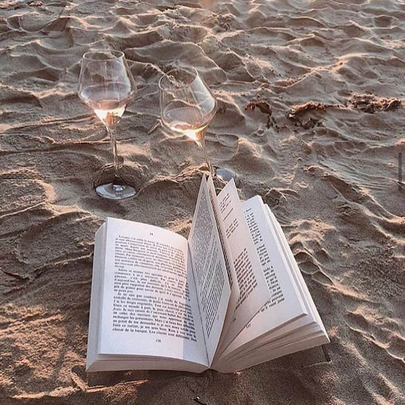 ブルーライフのインスタグラム：「no better feeling than sand between our toes and wine in our hand 💫 #shopplanetblue」