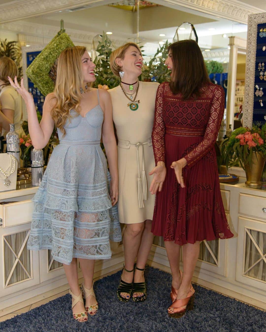 ルル フロストのインスタグラム：「Catch Lisa over on @lunacolada tomorrow at 8PM EST for a special ‘Nightcap with Lulu’ as these three female founders go Live for a chat about their passion for jewelry, small business and more! IG Live will be hosted via @lunacolada. #lulufrost」