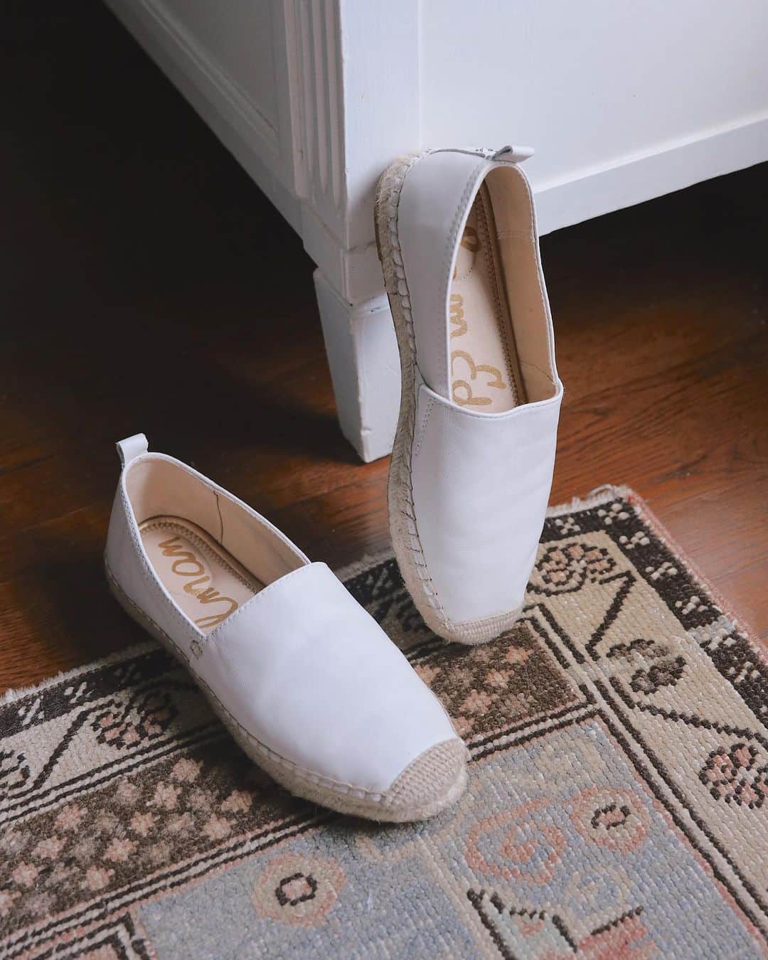 サムエデルマンのインスタグラム：「Your go-to espadrille.   Tap to shop the KHLOE #SamEdelman」