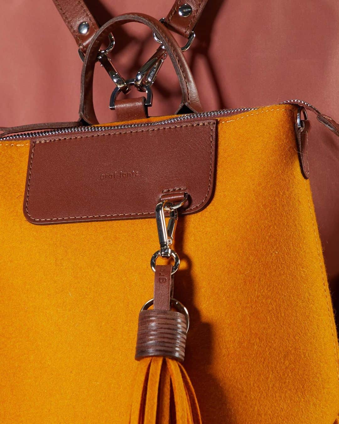 グラフ&ランツのインスタグラム：「Our Turmeric Merino wool felt is the richest, warm orangey yellow, perfect for an easy transition into fall (Did we say fall already? You can never be too prepared.)」