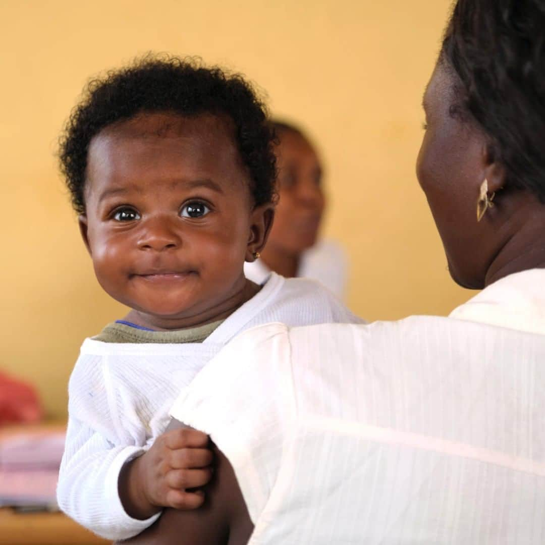 unicefさんのインスタグラム写真 - (unicefInstagram)「This baby girl just got her birth certificate in Accra, Ghana.   Without birth registration, access to education, healthcare and other essential health services can be limited. As countries face the additional pressures of #COVID19, UNICEF is working to make sure that no child is left out.   © UNICEF/UNI342027」7月9日 7時15分 - unicef