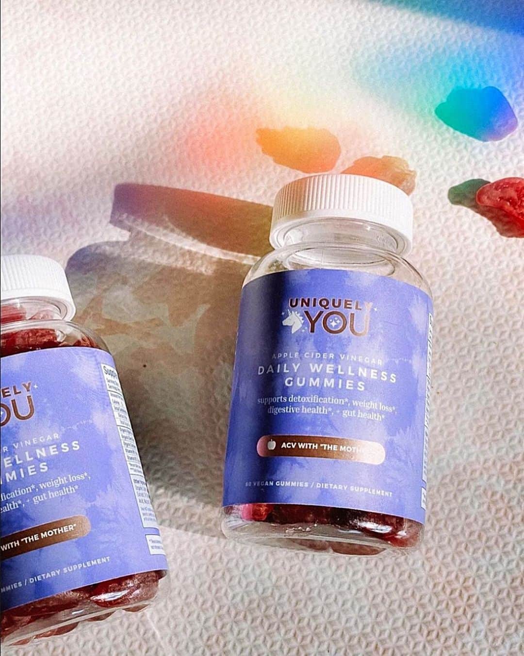 リンジー・モーガンのインスタグラム：「Excited to (actually) finally announce something I’ve been co-developing these past few months...it’s delicious (and nutritious)! Welcome to @uniquelyYou!  An Apple Cider Vinegar Gummy Vitamin that reaps gut health benefits & tastes like candy. . . . Me and The UniquelyYou Team are offering a 20% off intro code “UNIQUELYFAM” to you right now!  Annddd if you order this month, using this code, we will be choosing a select few to win an extra something-something from me ♥️ @uniquelyYou」