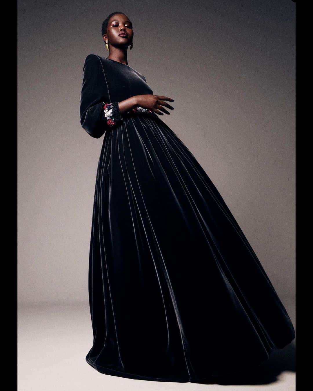 デレク ラムのインスタグラム：「Chanel couture 2020. Anthracite velvet dress. Simply, wow. #needsnohashtag #chanelforever」