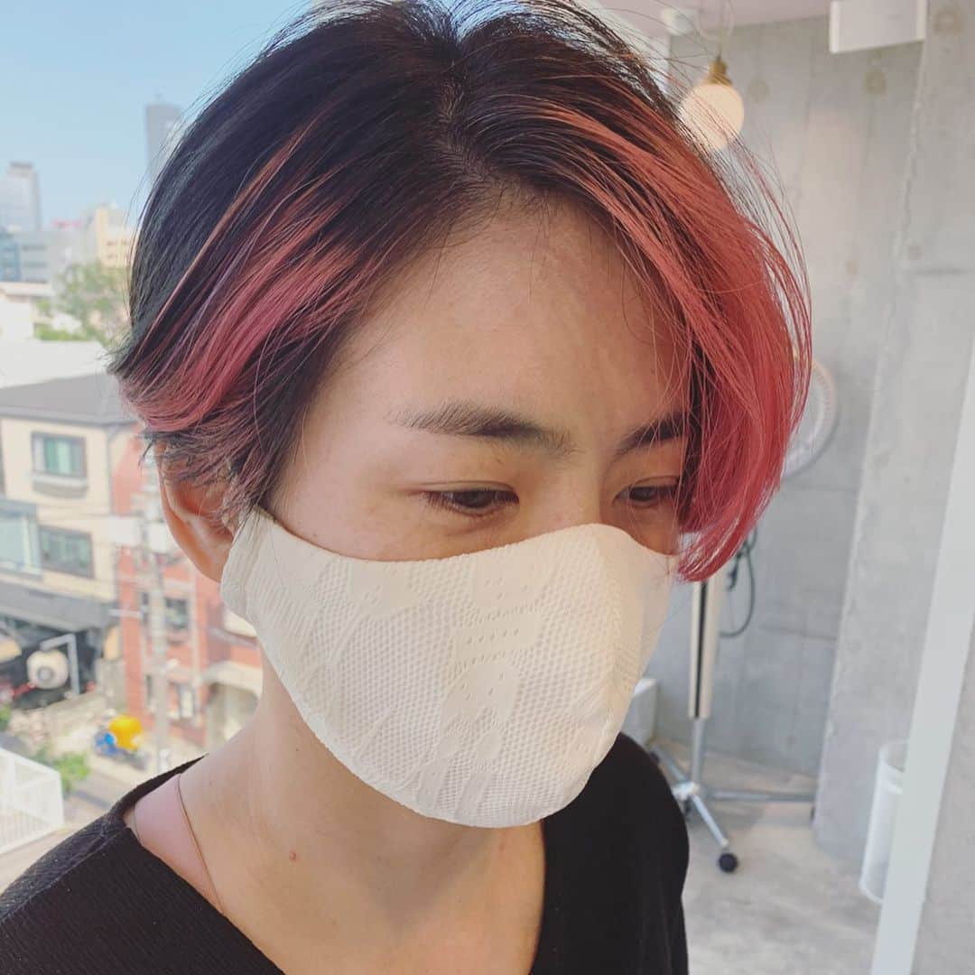 小松美緒のインスタグラム：「おとなショートに前髪のやんちゃなカラー🧚‍♀️   前回はパープルにして今回はピンクに。　 ベースをきれいにブリーチにしていると　 どんどん色々楽しめて◎  次は何にしましょう〜〜♡？　  @laq_extragirl  いつもありがとうございます♡   @wyeth_hair」