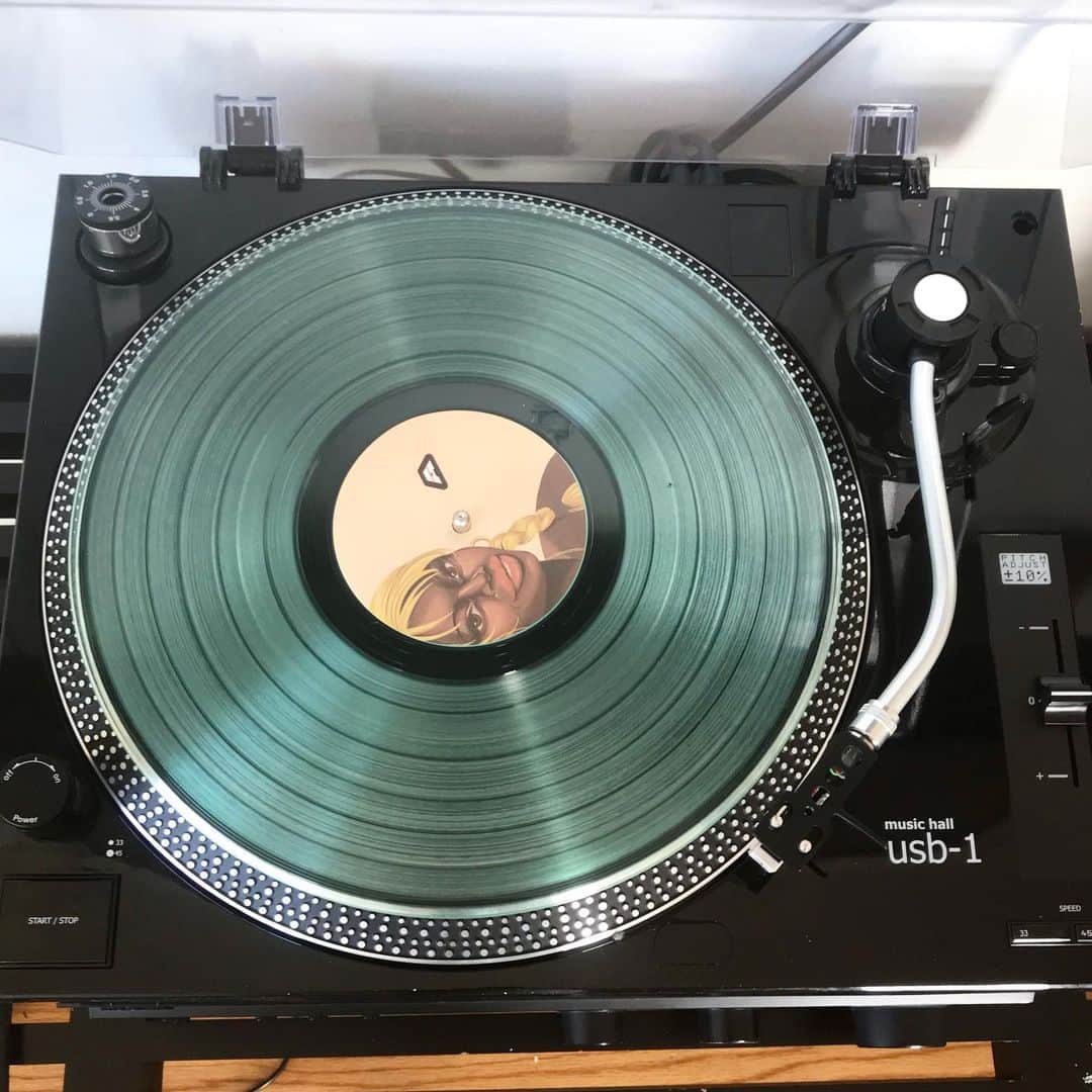 セオフィラス・ロンドンのインスタグラム：「BEBEY Exclusive album Vinyl is finally Here GUYS!! Thx for Everyones patience . This year has been a wild one. Shipping Drop 1 tmrw. Look out and don’t miss Drop 2 Via @mybebeyrecords 👀👱🏿‍♀️」