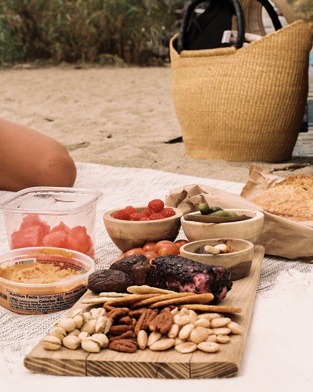 ケルシー・ロビンソンのインスタグラム：「A little charcuterie and some surf 💕」