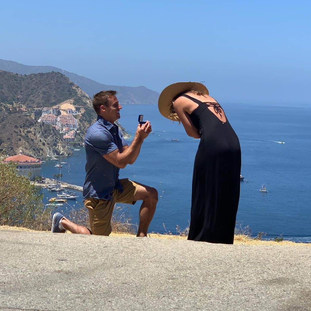 サミュエル・ミクラクのインスタグラム：「Engaged to my best friend! You are the love of my life and forever isn’t long enough!! 😘💍👫」