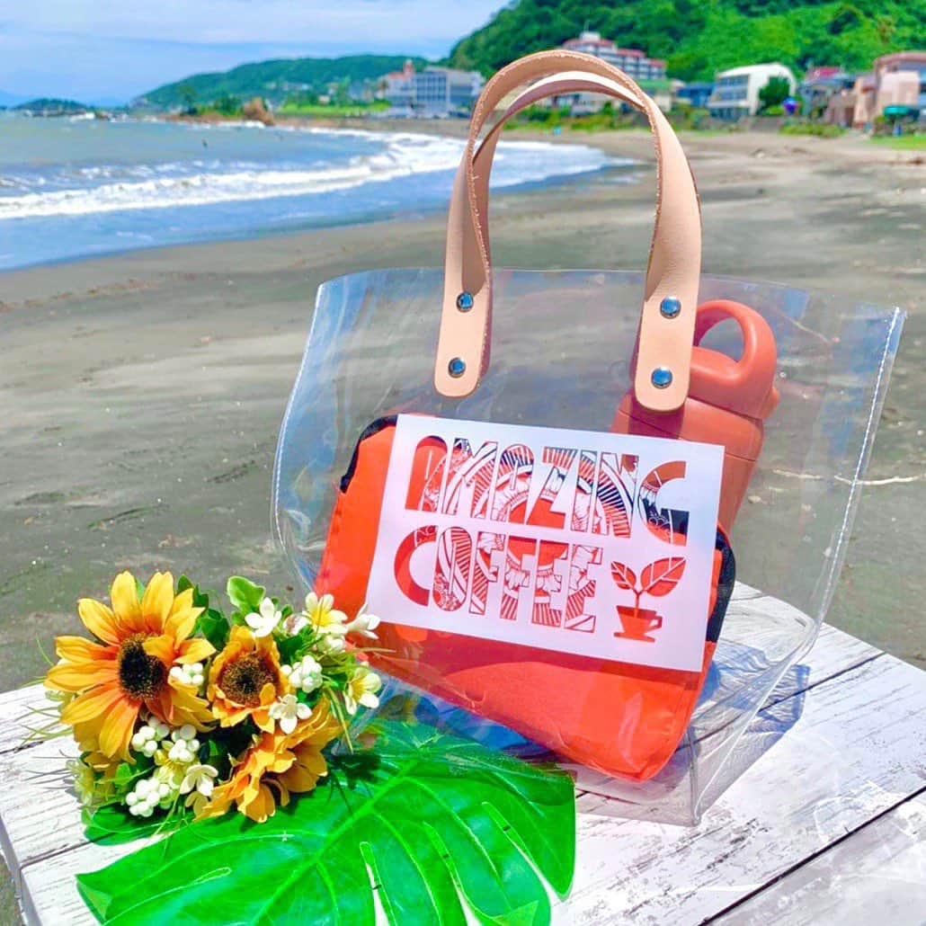 AMAZING COFFEEさんのインスタグラム写真 - (AMAZING COFFEEInstagram)「. 🎉YOKOSUKA BEACH SIDE with AKIYA BEACH CLUB 2nd Anniversary🎉 . 横須賀店2周年を記念し、『FEEL RICHトート』と『AMeCO de eCO BAG』の2種類の限定バッグが登場いたします⤴︎⤴︎(^o^)v✨ . AMeCOでお馴染みのお花柄がプリントされた、涼しげな見ための『FEEL RICHトート』は、夏のお出かけやショッピングにも✨ 持ち手部分が本革で作られており、しっかりとしているのでアウトドアの際にもオシャレに使えます👜👒 . 大人気のAMeCO de eCO BAGは、秋谷海岸から見える夕陽COLORの鮮やかなオレンジカラーで新しく登場❗️👀☀️ コンパクトに折りたため、FEEL RICHトートに入れると、いつでも横須賀気分を味わえます🏖🌊 . FEEL RICHトート・AMeCO de eCO BAG(オレンジ)はAMAZING COFFEE ONLINEでも販売いたしますので、ぜひご利用ください💁‍♂️✨ ※同日販売のエメラルドグリーンカラー、パープルカラーはオンラインのみのお取扱いとなります。 . 【商品名・販売価格】 ✡️FEEL RICHトート¥3,000(税込) ✡️AMeCO de eCO BAG(オレンジ)¥1,500(税込) . 【販売開始日】 7/14(火)〜 ※AMAZING COFFEE ONLINEは同日12:00〜販売スタートいたします。 ※当日はアクセスが集中される事が予想されますので、事前にAMAZING COFFEE ONLINE会員登録をおすすめいたします☝️💡 ※大変申し訳ありませんが、数に限りがある為、点数制限を設けさせていただいております。また、準備数に達し次第販売終了となりますので、どうかご了承ください。 . . #AMAZINGCOFFEE #AMAZINGCOFFEEONLINE #AMeCO #YOKOSUKABEACHSIDE #AKIYABEACHCLUB #横須賀 #アメコ #秋谷海岸 #エコバッグ #クリアトート @unoboooo」7月9日 8時00分 - amazing_coffee_official