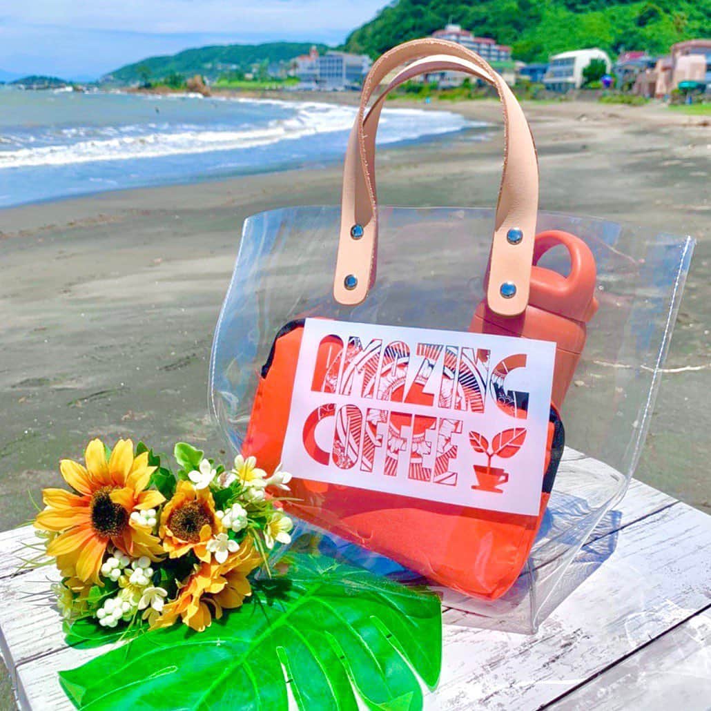 のインスタグラム：「. 🎉YOKOSUKA BEACH SIDE with AKIYA BEACH CLUB 2nd Anniversary🎉 . 横須賀店2周年を記念し、『FEEL RICHトート』と『AMeCO de eCO BAG』の2種類の限定バッグが登場いたします⤴︎⤴︎(^o^)v✨ . AMeCOでお馴染みのお花柄がプリントされた、涼しげな見ための『FEEL RICHトート』は、夏のお出かけやショッピングにも✨ 持ち手部分が本革で作られており、しっかりとしているのでアウトドアの際にもオシャレに使えます👜👒 . 大人気のAMeCO de eCO BAGは、秋谷海岸から見える夕陽COLORの鮮やかなオレンジカラーで新しく登場❗️👀☀️ コンパクトに折りたため、FEEL RICHトートに入れると、いつでも横須賀気分を味わえます🏖🌊 . FEEL RICHトート・AMeCO de eCO BAG(オレンジ)はAMAZING COFFEE ONLINEでも販売いたしますので、ぜひご利用ください💁‍♂️✨ ※同日販売のエメラルドグリーンカラー、パープルカラーはオンラインのみのお取扱いとなります。 . 【商品名・販売価格】 ✡️FEEL RICHトート¥3,000(税込) ✡️AMeCO de eCO BAG(オレンジ)¥1,500(税込) . 【販売開始日】 7/14(火)〜 ※AMAZING COFFEE ONLINEは同日12:00〜販売スタートいたします。 ※当日はアクセスが集中される事が予想されますので、事前にAMAZING COFFEE ONLINE会員登録をおすすめいたします☝️💡 ※大変申し訳ありませんが、数に限りがある為、点数制限を設けさせていただいております。また、準備数に達し次第販売終了となりますので、どうかご了承ください。 . . #AMAZINGCOFFEE #AMAZINGCOFFEEONLINE #AMeCO #YOKOSUKABEACHSIDE #AKIYABEACHCLUB #横須賀 #アメコ #秋谷海岸 #エコバッグ #クリアトート @unoboooo」