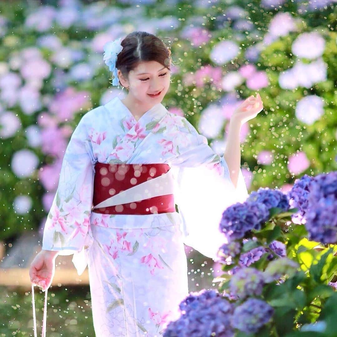 舘林佳史のインスタグラム：「梅雨のお楽しみ✨﻿ ﻿ 紫陽花に浴衣って本当に良いですね🥰💕﻿ ﻿ 小雨がキラキラ✨﻿ ﻿ 最高のインスタ映えでした❣️﻿ ﻿ ༚┈❁┈༚༝༝༚┈❁┈༚༝༝༚┈❁┈༚༝༝༚┈❁┈ ༚༝༝༚┈❁┈﻿ ﻿ 誰でも物語の主人公になれる﻿ ﻿ をキャッチコピーにドラマや映画﻿ 物語のワンシーンの様なDramaticStoryPhot﻿ と言う名前で活動作品作りをしています。﻿ ﻿ 大好評のドラマティックフォトのご依頼は﻿ このクオリティーで30000円〜(ほぼ諸経費)﻿ で受け賜わっています)^o^( ﻿ ﻿ 素敵な作品を一緒に作りたい！﻿ コラボレーションしたい 美容師・メイクアップアーティストさん ・服飾デザイナーさんクリエイターさんも随時募集中です✨﻿ ﻿ お姫様になりたい👸物語の主人公になってみませんか^ ^⁉︎﻿ ﻿ たった一枚の写真で人生が変わる‼️﻿ ﻿ ✨作品作り体験モデルに興味がある方 ドラマティックフォト依頼 撮影依頼 体験モデル募集①お名前②地域③年齢④身長⑤LINE ID⑥応募理由やお問い合わせ内容⑦最近の髪型スタイルの分かる写真をDM下さい✨📩﻿ ﻿ モデル宣材撮影 コンポジ Book作り プロフィール撮影 ブライダルフォト記念撮影 衣装レンタル 成人式 着物 ドレスロケーションフォト スチール サロンモデル撮影 写真集等撮影のご依頼何でもお気軽にお問い合わせDM下さい✨📩 ﻿ ﻿ ༚┈❁┈༚༝༝༚┈❁┈༚༝༝༚┈❁┈༚༝༝༚┈❁┈ ༚༝༝༚┈❁┈ ﻿ ﻿ 【掲載モデル個撮紹介】﻿ ﻿ 掲載モデルを撮ってみたいと思った事はありませんか^ ^⁉️﻿ ﻿ 掲載モデルさんをAilinQにてご紹介出来るようになりました❣️﻿ ﻿ 個撮紹介﻿ @AilinQ﻿ ﻿ ✅ポートレート撮影をやってみたいけどモデルモデルが見つからない。﻿ ✅モデルと一対一でポートレート撮影したい。﻿ ✅撮影会だと撮りたい構図の写真が撮れない。﻿ ✅モデル2人でツイン撮影したい。﻿ ✅友達のカメラマンと一緒にモデルを撮りたい。﻿ ✅モデルとメイクさんを呼んで作品作りをしたい。﻿ ✅スタジオで個撮したい。﻿ ✅海や山で撮影したい。﻿ ✅水着撮影したい。﻿ ✅仕事帰りに撮影したい。﻿ ✅夜景やネオンで撮りたい。﻿ ✅フォトコンにチャレンジしたい。﻿ ✅美容院スタイリストの作品作りコンテストモデル探しや撮影をしたい。カメラマンも探している。﻿ ✅プロのフォトグラファーを 目指している。﻿ ✅プロのカメラマンと同行してもらって勉強したい。﻿ ✅自分の都合の良い日や時間に合わせて撮影がしたい。﻿ ﻿ ༚┈❁┈༚༝༝༚┈❁┈༚༝༝༚┈❁┈༚༝༝༚┈❁┈ ༚༝༝༚┈❁┈﻿ ﻿ 【掲載モデルの個人撮影依頼】﻿ ﻿ お問い合わせは以下の内容を記入しDM 📩﻿ 又はLINE下さい ID510661(舘林佳史)﻿ ﻿ お取り次ぎ致します❣️﻿ ﻿ 件名《個撮モデルお問い合わせ》﻿ ⚫︎氏名:﻿ ⚫︎年齢:﻿ ⚫︎連絡先:﻿ ⚫︎メールアドレス:﻿ ⚫︎カメラ歴: 年﻿ ⚫︎希望モデル名:﻿ ⚫︎希望日:﻿ ⚫︎希望時間:﻿ ⚫︎希望集合場所:  駅や施設名﻿ ⚫︎希望撮影地: 湘南  鎌倉 横浜 ○○公園 等﻿ ⚫︎移動手段: 徒歩  車﻿ ⚫︎希望衣装: ドレス・ロングスカート・ミニスカート・ワンピース・普段着・カジュアル・ショーパン・お任せ・着物・その他﻿ ⚫︎衣装(モデルさんに持って来て欲しい・自分で用意したい)﻿ ﻿ ﻿ ༚┈❁┈༚༝༝༚┈❁┈༚༝༝༚┈❁┈༚༝༝༚┈❁┈ ༚༝༝༚┈❁┈ ﻿ ﻿ ◆撮影料金﻿ ﻿ 基本撮影時間:3時間(休憩時間移動込み)﻿ 15000円﻿ ⚫︎延長:1時間ごとに5000円﻿ ﻿ ༚┈❁┈༚༝༝༚┈❁┈༚༝༝༚┈❁┈༚༝༝༚┈❁┈ ༚༝༝༚┈❁┈ . ．﻿ ﻿ #紫陽花#浴衣#浴衣美人#浴衣撮影#model#photo#カメラマン#ロケーションフォト#ロケ撮影#カメラマン#photographer#モデル募集#ポートレートモデル募集#スナップ撮影#ポートレート部#写真#カメラ﻿ #portrait #portrait_star #jj_allportraits #tv_soul #tv_people #phototag_peop﻿ le #rsa_portraits #portmood #bestphotogram_portraits ﻿ #fix_studio#heart_soul_portrait #東京カメラ部﻿」