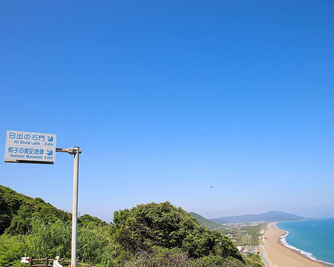 愛知県田原市さんのインスタグラム写真 - (愛知県田原市Instagram)「You can see the superb view from here.  絶景ポイントこちらでーす  * #名も知らぬ♪遠き島より〜流れよ〜る#椰子の実ひとつ♪ この歌の#歌碑 あるの知ってた？#青空に標識#やしの実#流れ着くと良いな#雨が上がったら探しに行こう#日出の石門#過去ピク#八重山 * #たはら暮らし  #渥美半島#田原市#田原#伊良湖岬#伊良湖#赤羽根#菜の花浪漫街道  #tahara#irago#akabane #サーフィン#surfing#田舎暮らし#日々の暮らし#休日の過ごし方#スローライフ#instagramjaran#igersjp」7月9日 8時10分 - tahara_kurashi