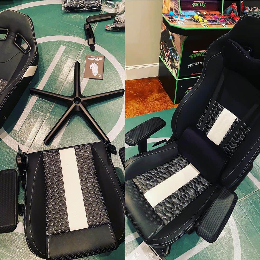 アレン・ジョーンズのインスタグラム：「A before and after of the #corsair T2 Road Warrior. Easy to assemble and super comfortable.」