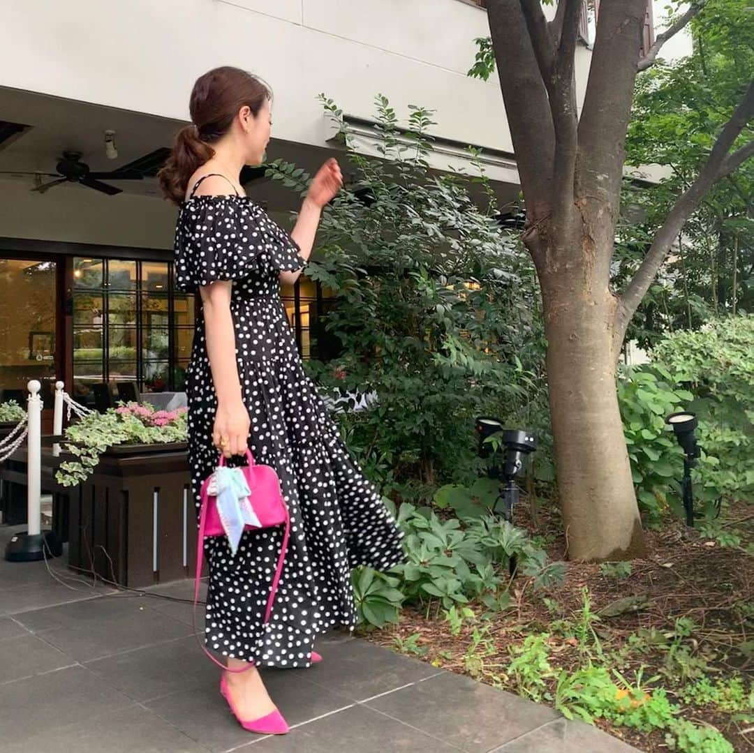 沢瀉美緒さんのインスタグラム写真 - (沢瀉美緒Instagram)「※ monotone +pink🖤💖 . いつもなら、夏休みどうするのか話してる時期。 . なかなかおしゃれしてお出かけするところもないねぇ…😢 と話してみたりした日。 . . #onepiece #dolceandgabbana #ドルガバ #ドルチェアンドガッバーナ  #pumps #gianvitorossi #ジャンヴィトロッシ  #bag #hermes #エルメス #fashion #instafashion #ファッション #coordinate #コーディネート」7月9日 8時28分 - mio_omodaka