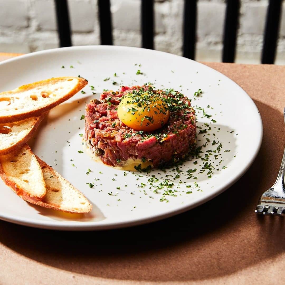 Food & Wineさんのインスタグラム写真 - (Food & WineInstagram)「2020 #FWBNC @daisynanryan's s easy beef tenderloin tartare with anchovy-cornichon vinaigrette combines capers and cornichons with lean beef tenderloin. Freezing the beef chills the fat, making it easier to make very thin, even cuts. Recipe linked in our bio. 📷: @aubriepick」7月9日 8時30分 - foodandwine
