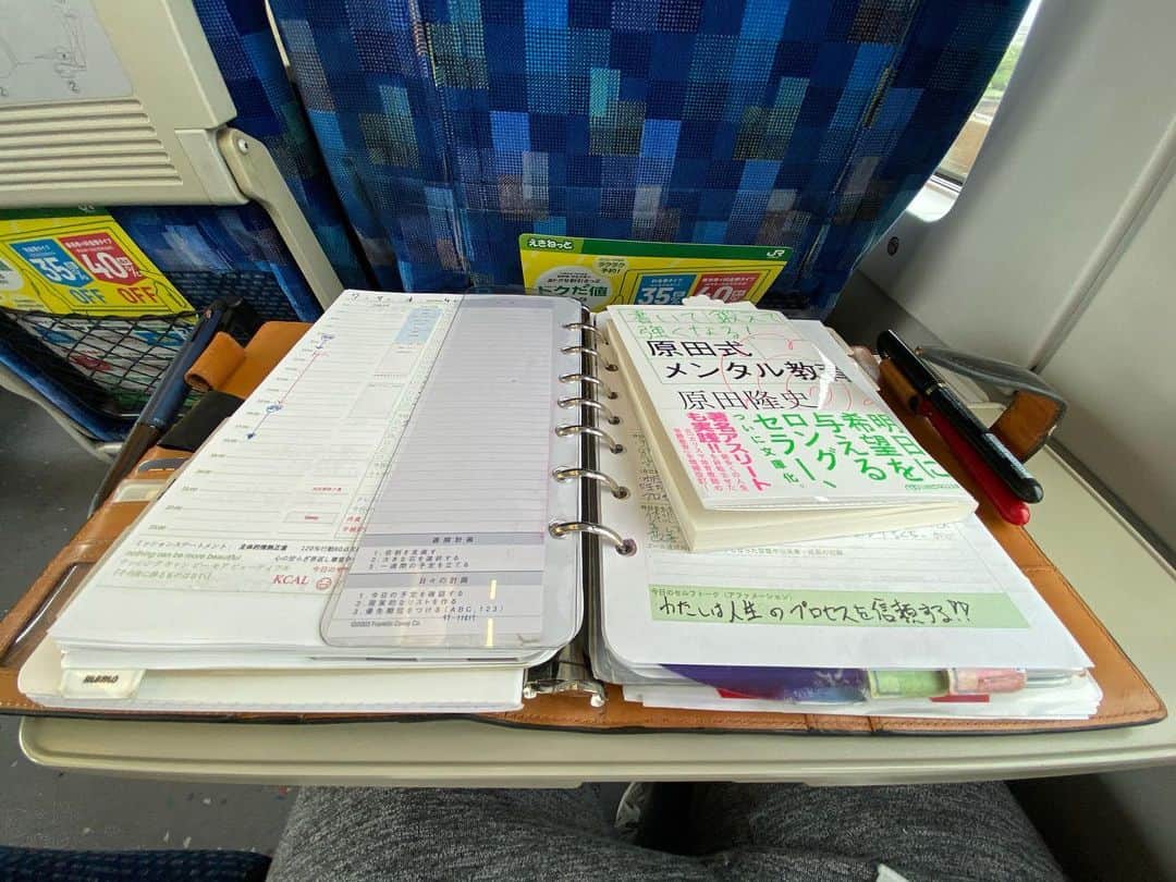 長津 健一郎のインスタグラム：「4時起床から体調回復！手帳タイムから読書！今日はトレハロースの会議へ移動中に 天気もコロナもふっとばすぞ♪(´ε｀ ) 本日も頑張っていきましょう！  #システム手帳 #システム手帳a5  #手帳術  #手帳時間  #手帳術セミナー  #手帳術すごい  #手帳術身につけたい  #手帳生活 #手帳の中身 #手帳タイム #手帳の使い方 #手帳シェア会 #手帳シェア会繋がり #手帳会議 #手帳会議2020 #システム手帳カスタマイズ #システム手帳中身  #システム手帳サロン #フランクリンプランナー #フランクリンプランナークラシックサイズ #my手帳倶楽部  #手帳コーチ #手帳コーチング  #1人会議  #1人戦略会議 #7つの習慣 #原田メゾット」