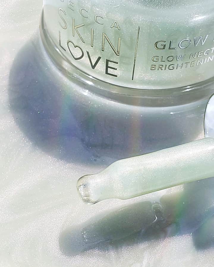 BECCAさんのインスタグラム写真 - (BECCAInstagram)「Your first step to instant glow. ✨�#BECCASkinLove Glow Elixir is formulated with an optic blend of microfine pearls that capture light for the appearance of instantly smoother and brighter looking skin. Tap to shop at @Sephora. 💚」7月9日 8時39分 - beccacosmetics
